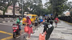 Denpom I/5 Medan dan Persit KCK Anak Ranting 5 Gelar Jumat Berkah, Berbagi Kebahagiaan di Jalan Letjen Suprapto