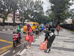 Denpom I/5 Medan dan Persit KCK Anak Ranting 5 Gelar Jumat Berkah, Berbagi Kebahagiaan di Jalan Letjen Suprapto