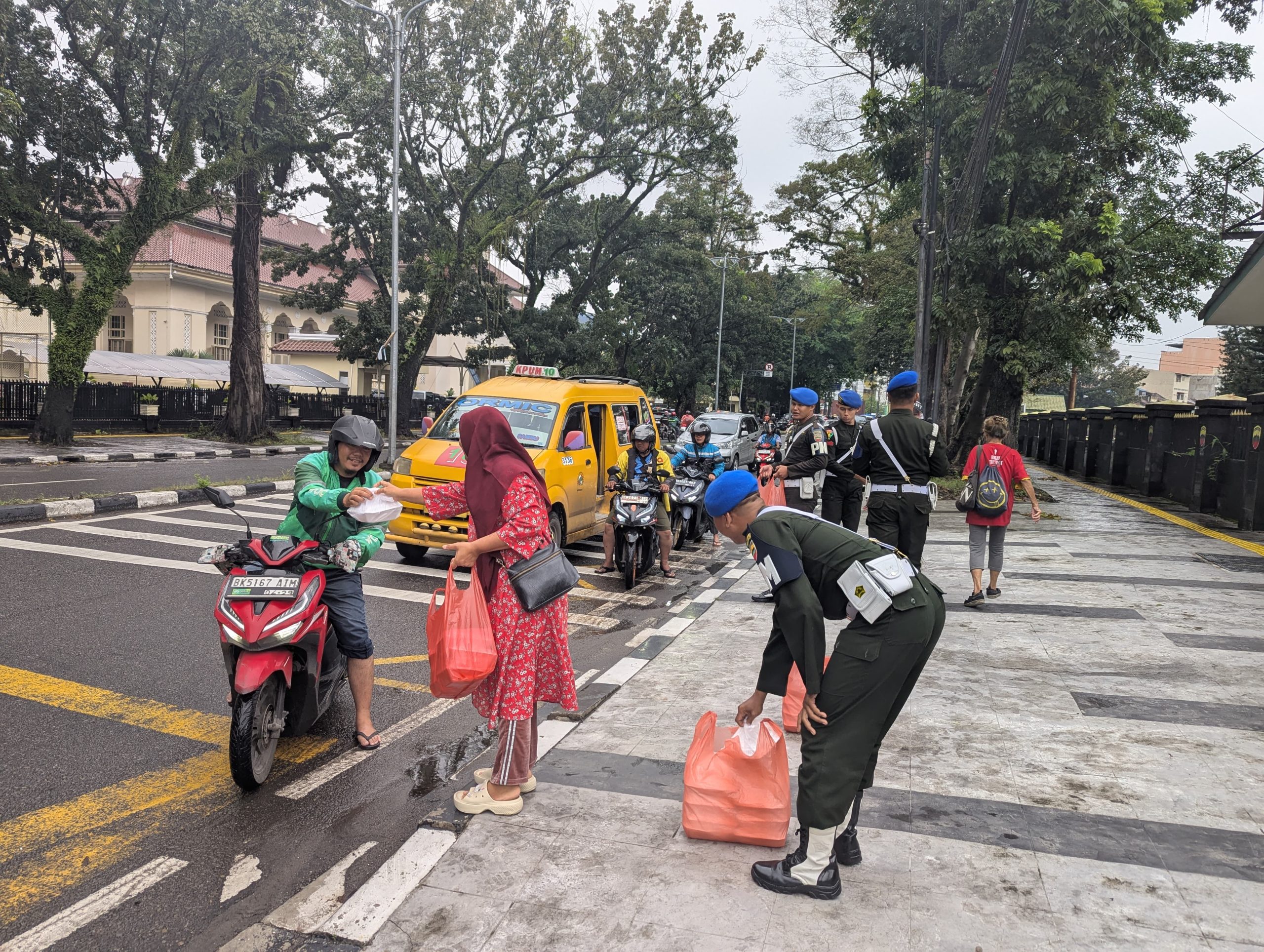 Denpom I/5 Medan dan Persit KCK Anak Ranting 5 Gelar Jumat Berkah, Berbagi Kebahagiaan di Jalan Letjen Suprapto