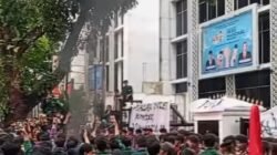 Didemo Mahasiswa, Poster “Indonesia Gelap” Mejeng di Pagar DPRD Sumut Lagu Sukatani Bayar Polisi Pun Menggema