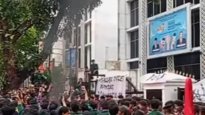 Didemo Mahasiswa, Poster "Indonesia Gelap" Mejeng di Pagar DPRD Sumut Lagu Sukatani Bayar Polisi Pun Menggema