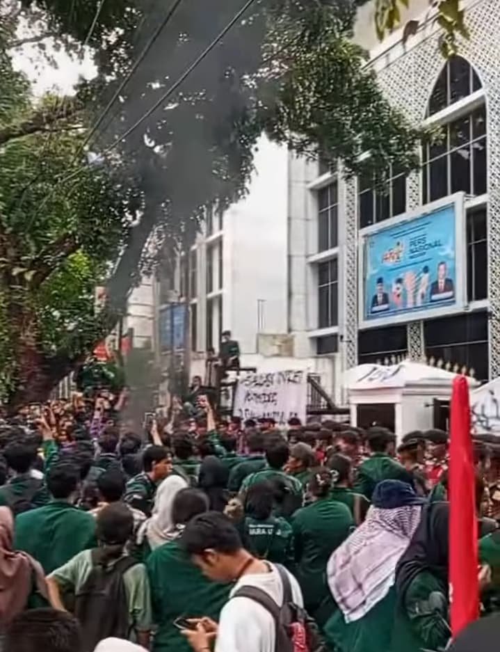 Didemo Mahasiswa, Poster "Indonesia Gelap" Mejeng di Pagar DPRD Sumut Lagu Sukatani Bayar Polisi Pun Menggema