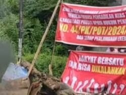 Lawan Mafia Tanah, Puluhan Warga Medan Helvetia Blokir Jalan dan Menutup Menggunakan Papan Salib Tolak Eksekusi