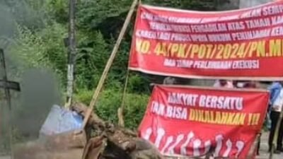 Lawan Mafia Tanah, Puluhan Warga Medan Helvetia Blokir Jalan dan Menutup Menggunakan Papan Salib Tolak Eksekusi