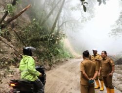 Wabup Dairi Tinjau Longsor di Kecamatan Silahisabungan