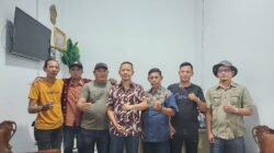 Tebar Kebaikan di “Jumat Barokah”, Ketua Pewarta Berbagi Sembako Dengan Pengurus dan Anggota