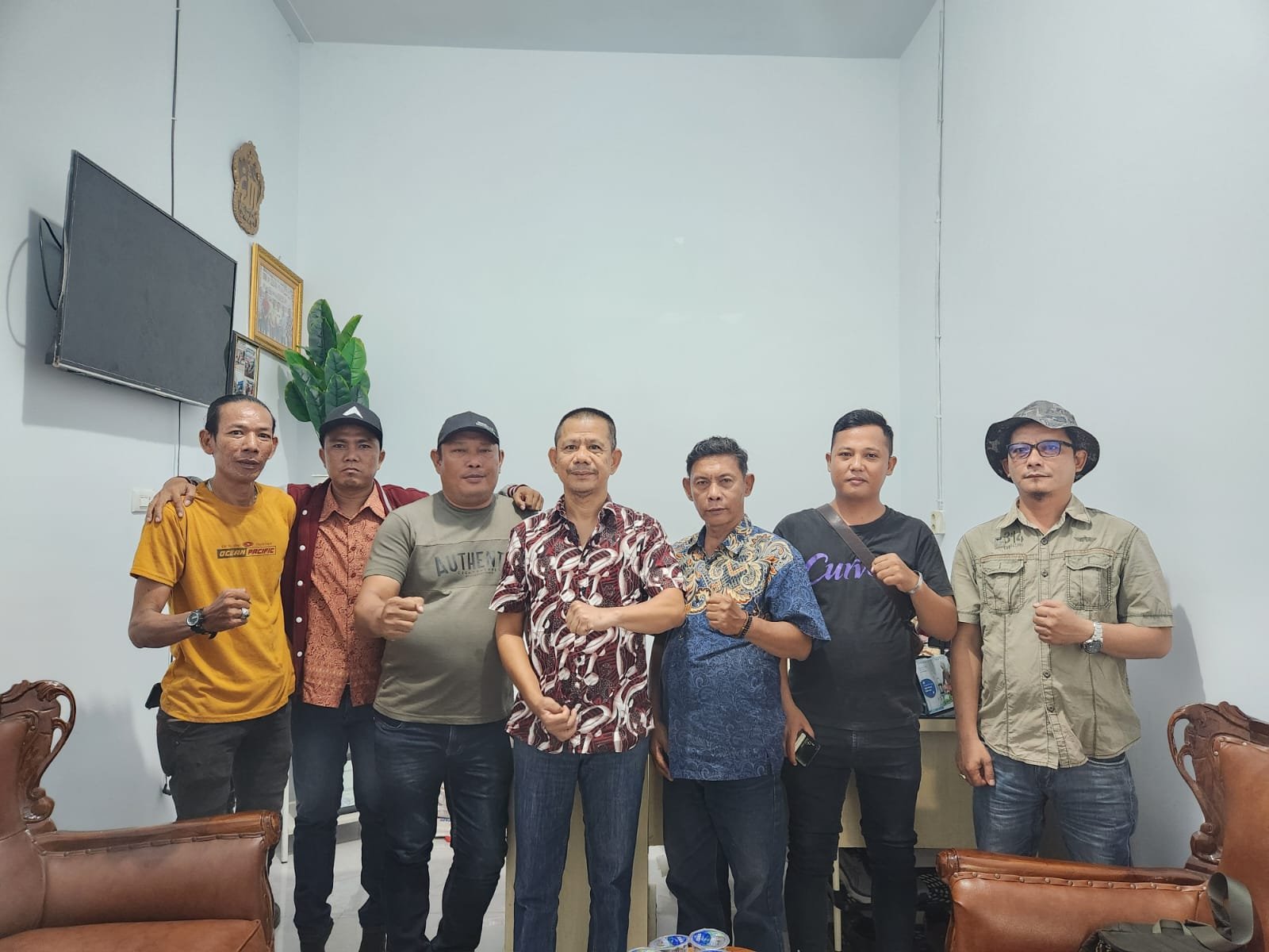Tebar Kebaikan di "Jumat Barokah", Ketua Pewarta Berbagi Sembako Dengan Pengurus dan Anggota