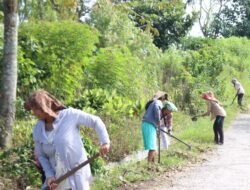 Masyarakat Desa Simanduma Gotong Royong Perbaiki Saluran Irigasi
