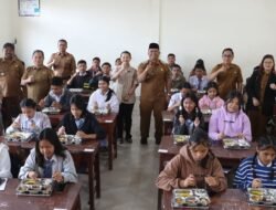 Wakil Bupati Monitoring Pelaksanaan Program MBG di SD HKBP dan SMA Santo Petrus Sidikalang