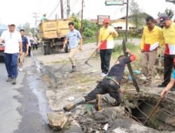 Wakil Bupati Bersama ASN Turun ke Jalan Bergotong Royong Wujudkan Dairi Tanpa Genangan Air