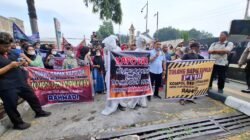 Ribuan Massa Geruduk Markas Polda Sumut, Desak Pemecatan Kompol DK