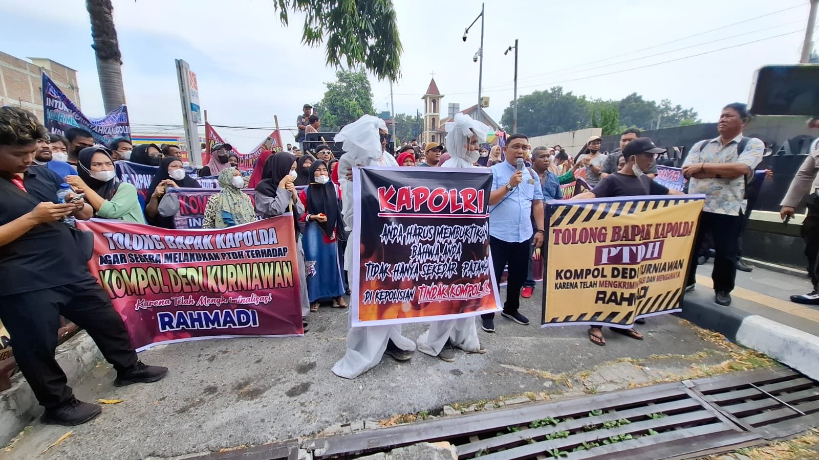 Ribuan Massa Geruduk Markas Polda Sumut, Desak Pemecatan Kompol DK