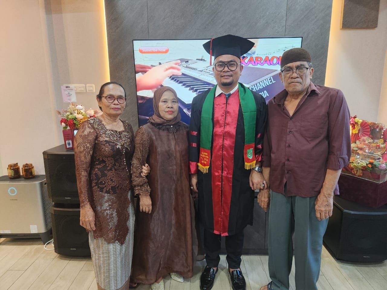 Thomson Hutahaean Resmi Raih Gelar Magister Hukum, Siap Dedikasikan Ilmu untuk Masyarakat