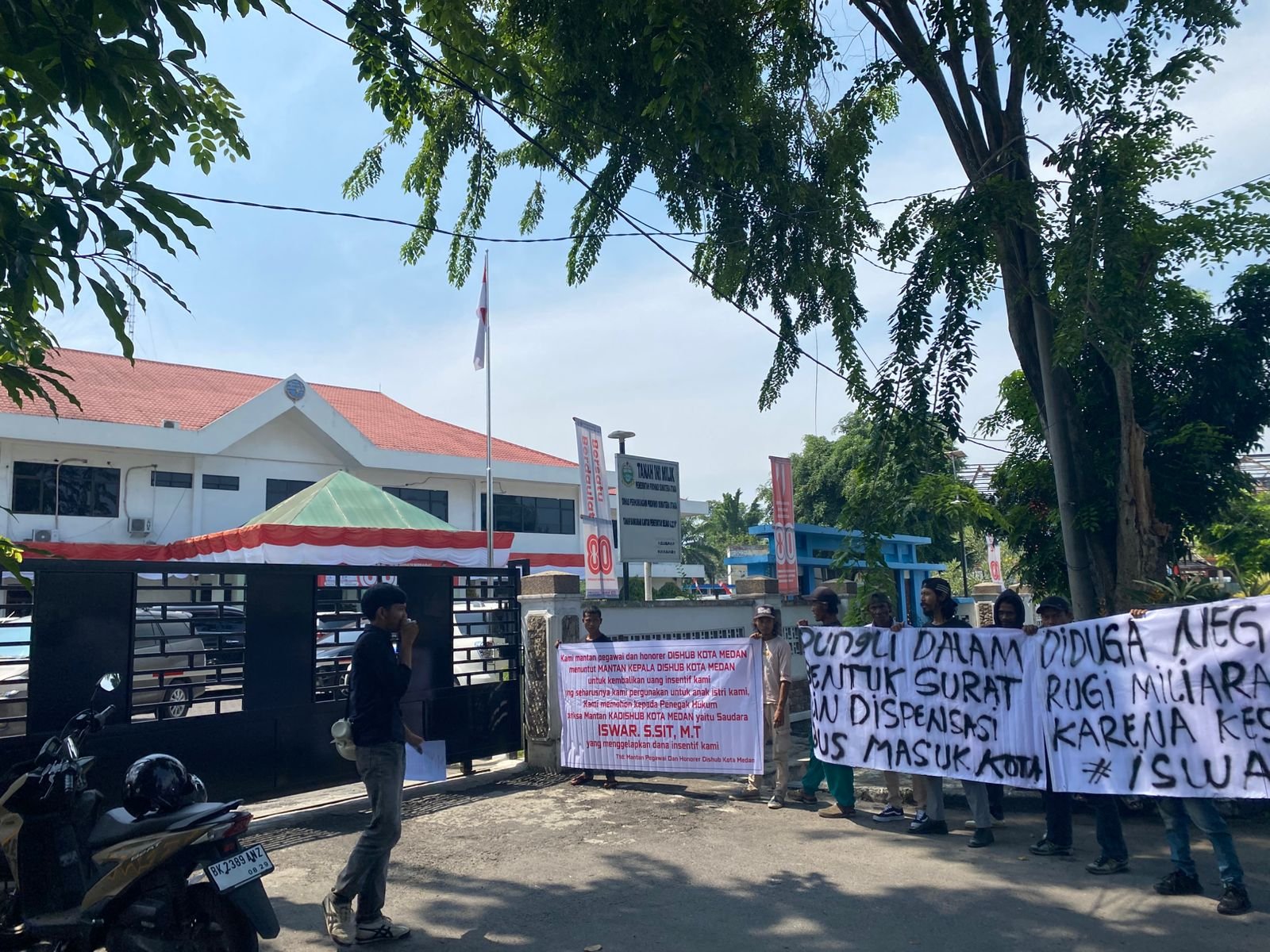 Massa FORMASI Unjuk Rasa di Kantor Dishub Sumut, Teriakkan Dugaan Penyalahgunaan Jabatan Mantan Kadishub Medan