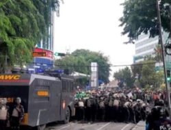 Bentrok Pecah di DPRD Sumut, Masa Lempari Polisi dengan Batu