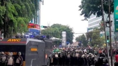 Bentrok Pecah di DPRD Sumut, Masa Lempari Polisi dengan Batu