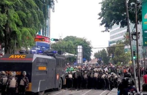 Bentrok Pecah di DPRD Sumut, Masa Lempari Polisi dengan Batu