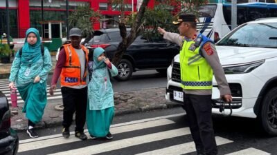 Kompol Bambang Gunanti S.H. M.H Pastikan Keamanan dan Kelancaran Lalin di Sekitar YPSH Setia Budi