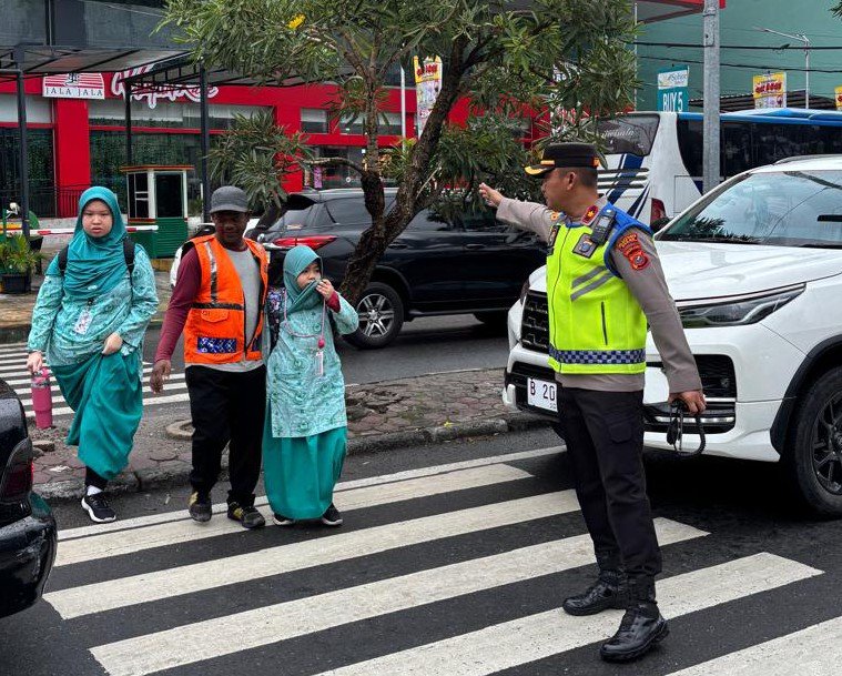 Kompol Bambang Gunanti S.H. M.H Pastikan Keamanan dan Kelancaran Lalin di Sekitar YPSH Setia Budi