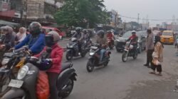 ‎Kanit Samapta Polsek Sunggal Turun Lngsung Urai Kemacetan di Pajak Kampung Lalang