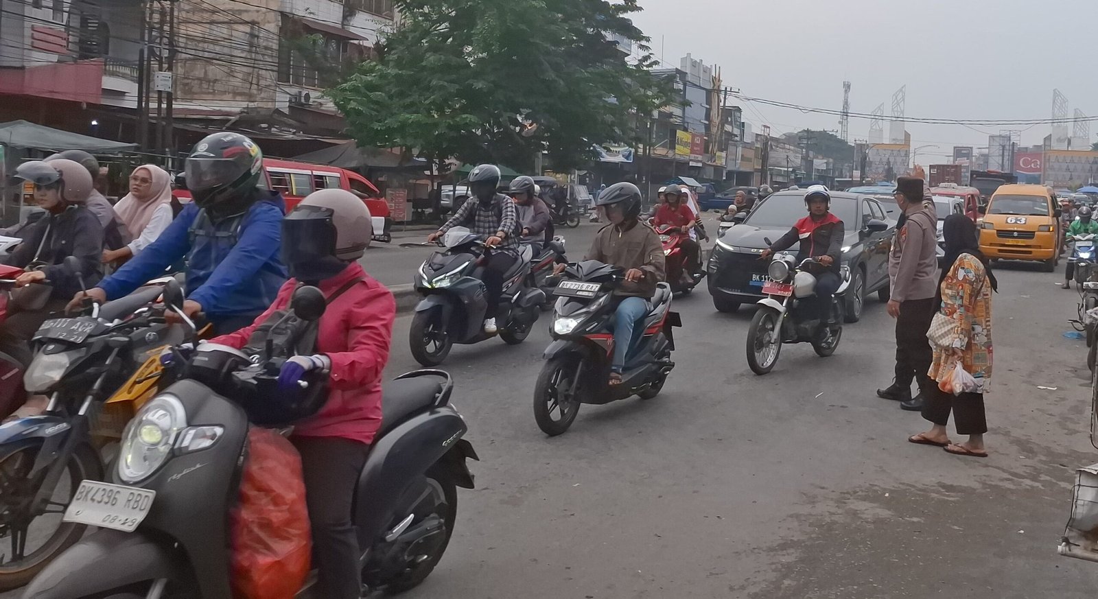 ‎Kanit Samapta Polsek Sunggal Turun Lngsung Urai Kemacetan di Pajak Kampung Lalang