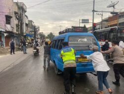 Tertangkap Kamera, Polisi Dorong Mobil Angkot Yang Sedang Mogok
