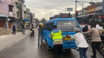 Tertangkap Kamera, Polisi Dorong Mobil Angkot Yang Sedang Mogok