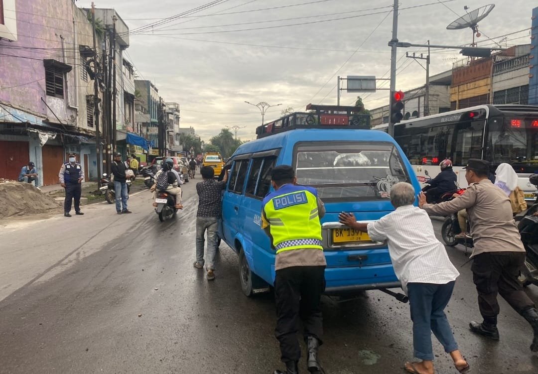 Tertangkap Kamera, Polisi Dorong Mobil Angkot Yang Sedang Mogok