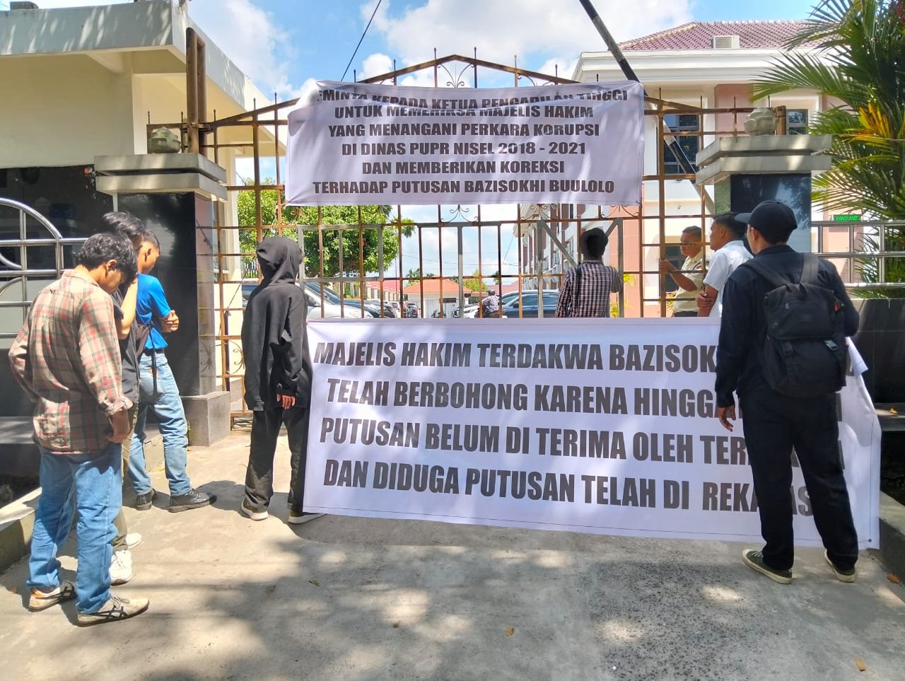 Pengadilan Tinggi Medan Didemo Massa Aksi Aliansi Masyarakat Mahasiswa Peduli Keadilan Tuntut Periksa Hakim Tipikor PN Medan