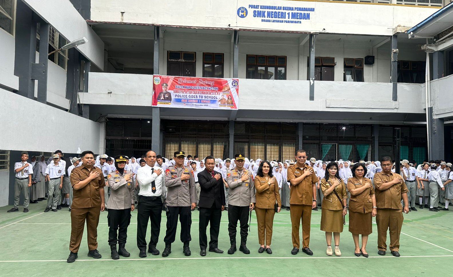 Kapolrestabes Medan Pimpin Upacara di SMK Negeri 1 Medan, Tekankan Disiplin, Etika Digital, dan Waspada TPPO Berkedok Magang