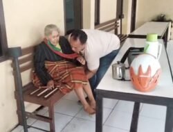 Polsek Perbaungan Gerak Cepat Respon Call Centre 110 Bantu Warga Lansia Yang Alami Sesak Napas di Depan Kantor Polisi