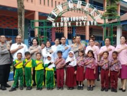 ‎Kapolrestabes Medan Jean Calvijn Terharu Lihat Kepedulian Siswa SDN 106162 Medan Estate ‎