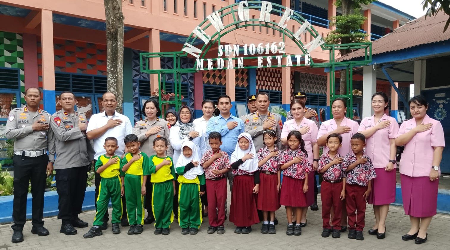 ‎Kapolrestabes Medan Jean Calvijn Terharu Lihat Kepedulian Siswa SDN 106162 Medan Estate ‎