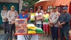 Peduli Warga Terdampak, Polsek Medan Area Bantu Korban Kebakaran di Medan Denai 