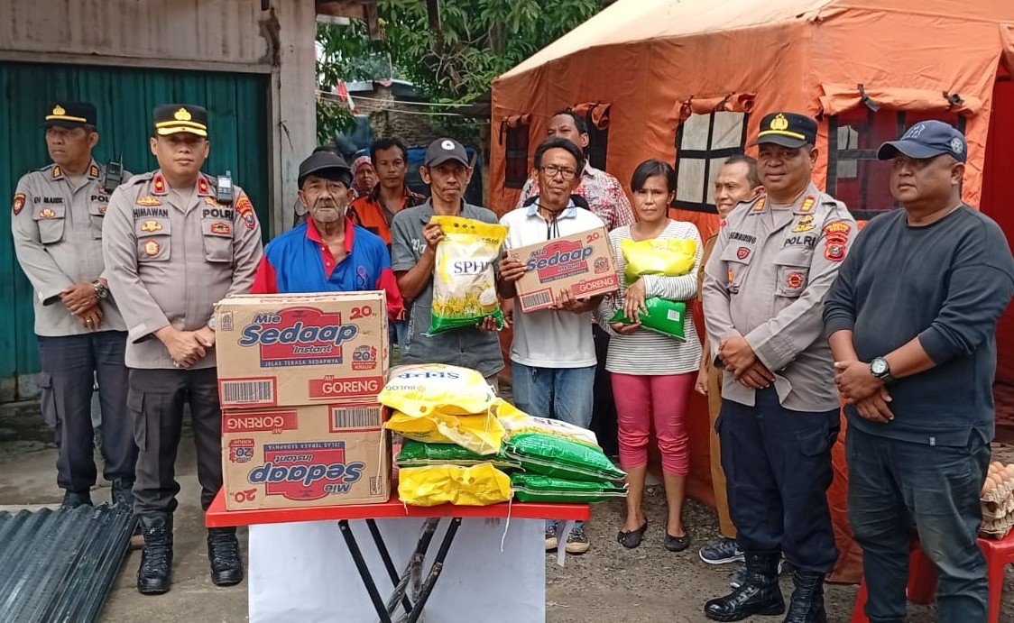 Peduli Warga Terdampak, Polsek Medan Area Bantu Korban Kebakaran di Medan Denai 