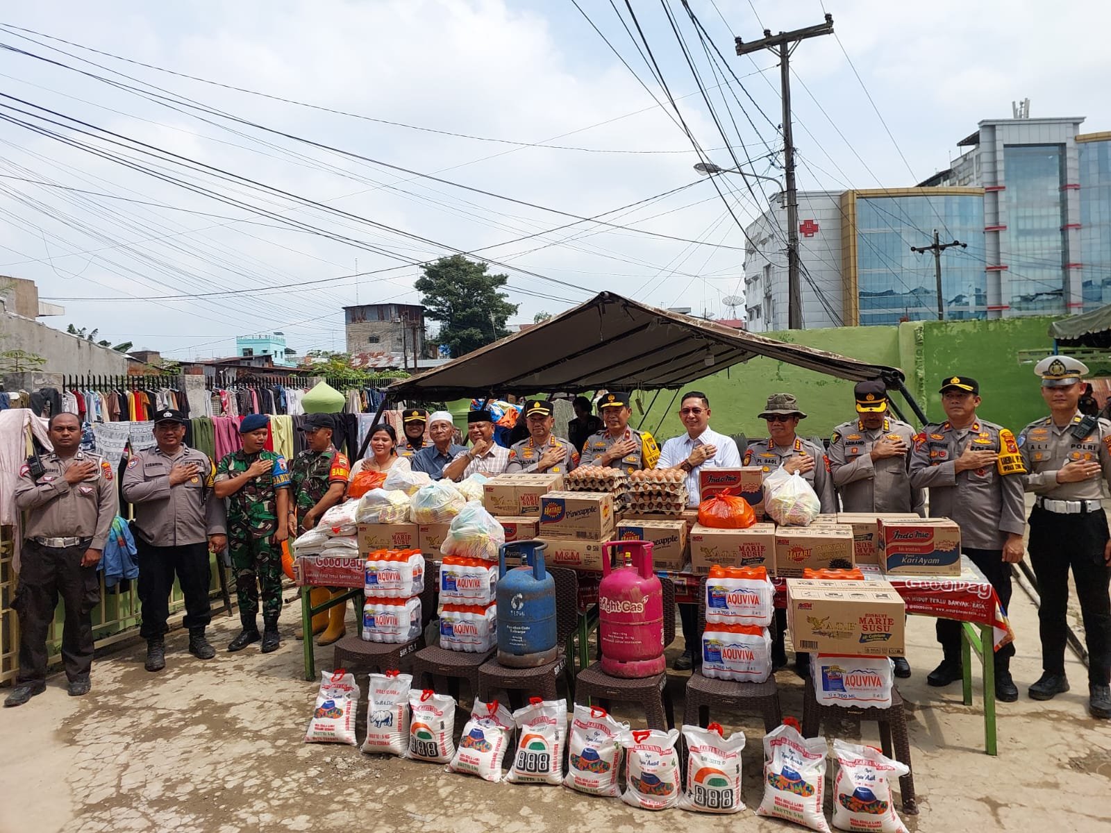 Polri Hadir untuk Warga: 235 Jiwa Korban Banjir Hamdan Terima Bantuan dari Wakapolda dan Kapolrestabes Medan