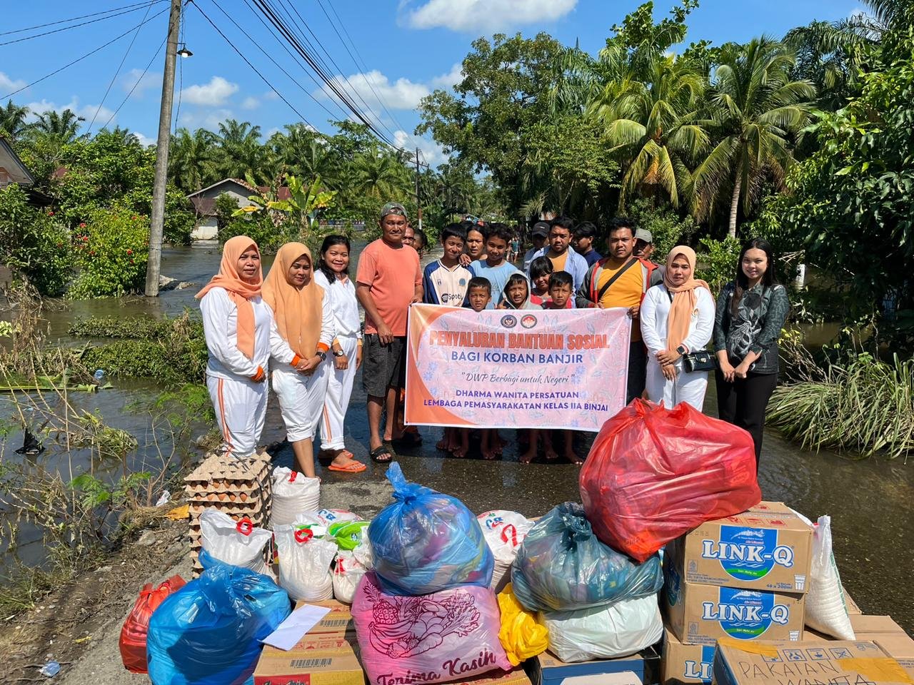 Keluarga Besar Dharma Wanita Persatuan Lapas Kelas IIA Binjai melakukan Penyaluran Bantuan Sosial Bagi Korban Banjir