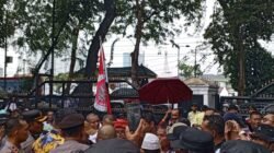 AMSBPBS Desak Penetapan Bencana Nasional, Massa Sempat Berteduh di DPRD Sumut Saat Hujan