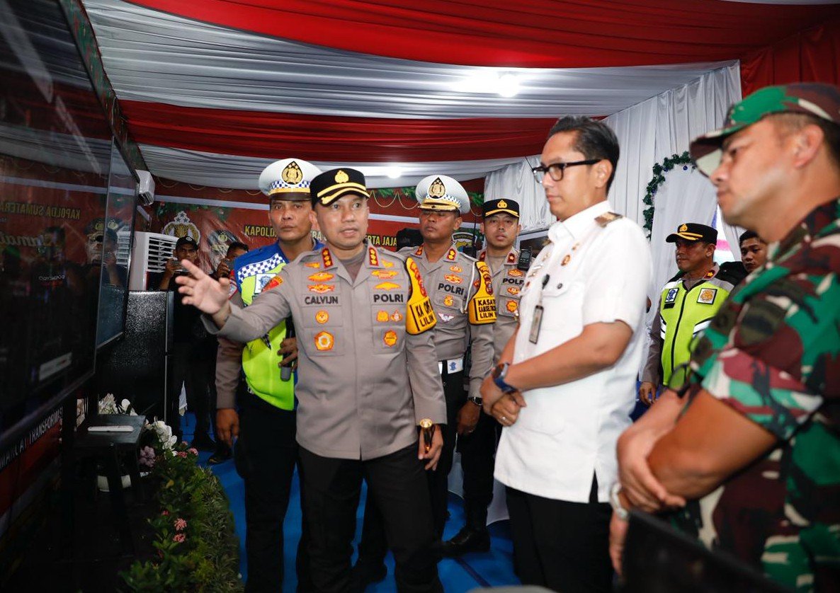 ‎Kapolrestabes Medan Pimpin Patroli Skala Besar Malam Natal, Tinjau HKBP Sudirman dan Katedral