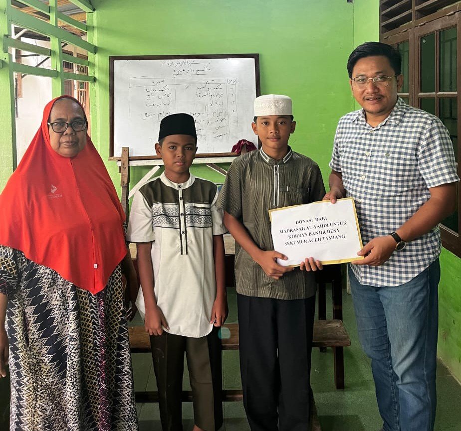 Madrasah Al-Yahdi Medan Salurkan Donasi untuk Literasi Al-Qur’an di Desa Sekumur
