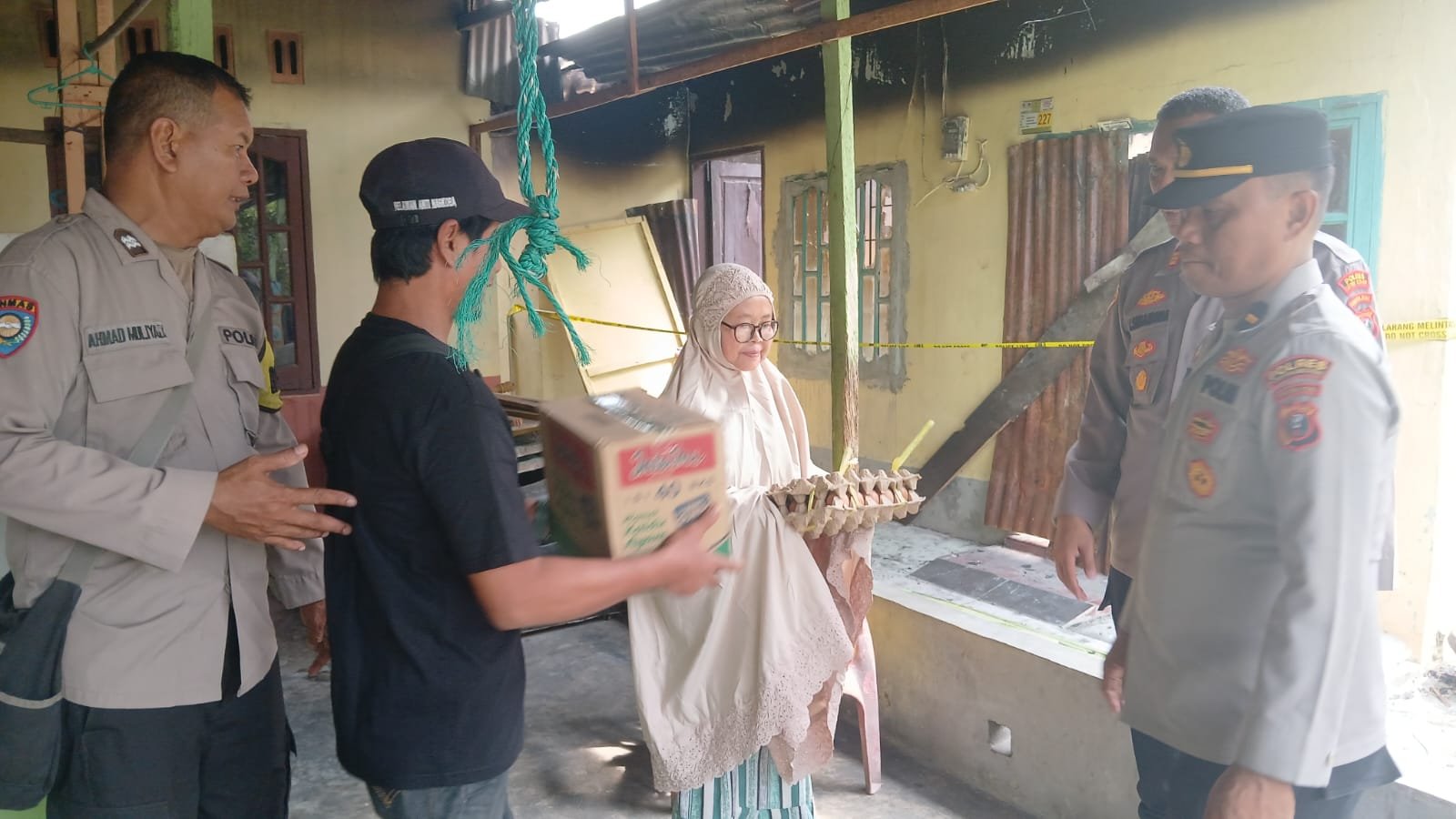 Atensi AKBP Jhon Sitepu, SIK, MH, Kapolsek Perbaungan Salurkan Bansos Ramadan untuk Korban Kebakaran di Sergai