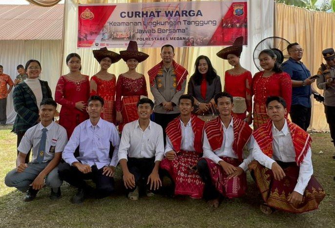 Penyambutan Adat hingga Curhat Warga Warnai Kunjungan Kapolrestabes Medan ke Kutalimbaru