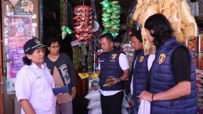 Polres Humbahas Kolaborasi Bersama Dinas Perdagangan Monitoring Peredaran Minyak Kita Di Pasar Dolok Sanggul