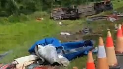 Tragis!!!.. Bus Scania Terguling di Tol JMKT Usai Tabrak L300, Empat Penumpang Tewas
