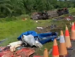 Tragis!!!.. Bus Scania Terguling di Tol JMKT Usai Tabrak L300, Empat Penumpang Tewas
