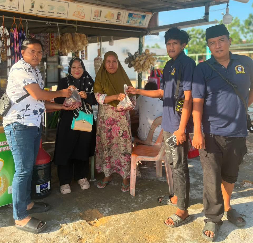 DPD GARNIZUN Kota Batam Salurkan Hewan Qurban dan 100 Bingkisan Daging kepada Pedagang UMKM