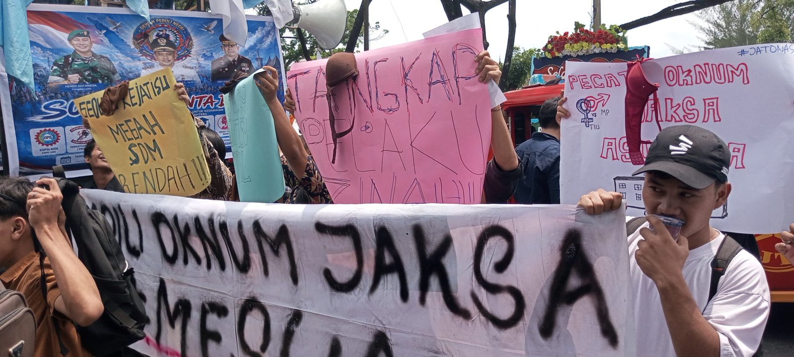 Aksi Demo di Kejati Sumut, Massa Desak Copot Jaksa Terkait Dugaan Perselingkuhan