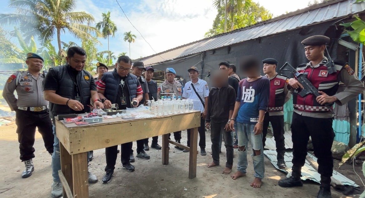 Tak Berkutik!!.. Sarang Narkoba di Tengah Perkebunan dengan Pengamanan CCTV di Gerebek Polisi 