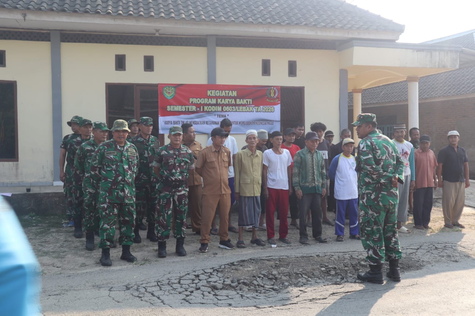 Wujud Kepedulian, Kodim 0603/Lebak Bersama Warga Bangun MCK Musala di Parungsari