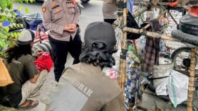 Kanit Samapta Polsek Sunggal Tunjukan Kepedulian, Iptu Nizar Rangkul Anak Punk
